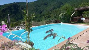 Piscine extérieure (ouverte en saison), parasols de plage