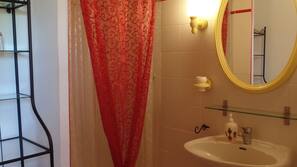 Douche, serviettes fournies