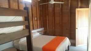 Tabla de planchar con plancha, wifi gratis, ropa de cama