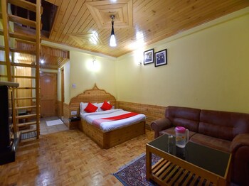 OYO 13218 Hotel Hollywood