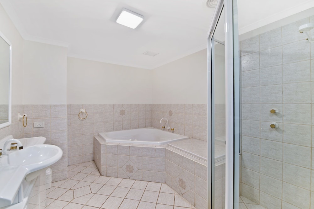 Dolphins 2, 7 Commodore Crescent,
