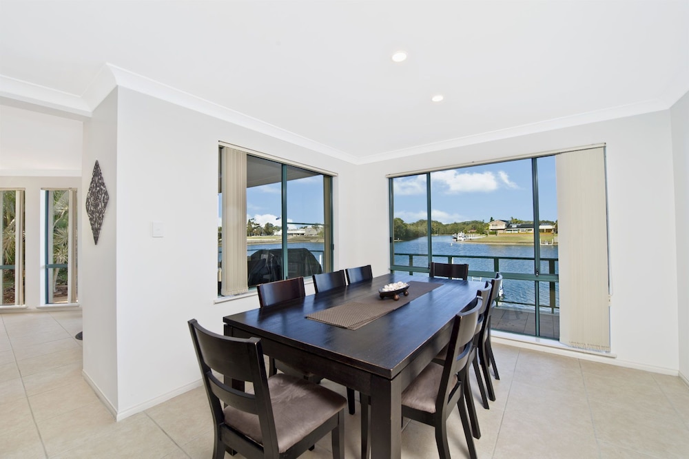 Dolphins 2, 7 Commodore Crescent,