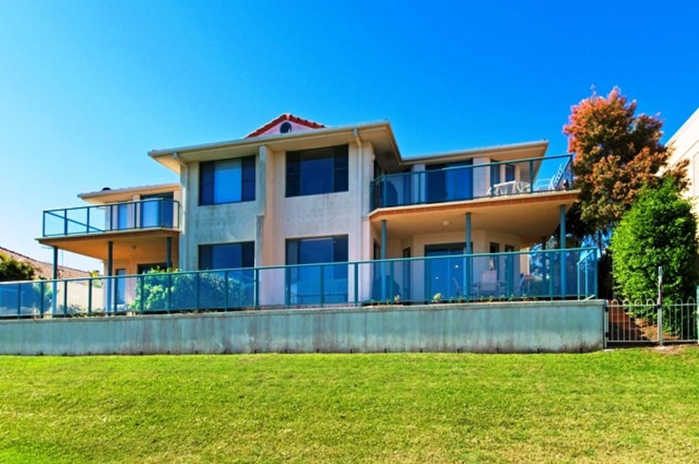 Dolphins 2, 7 Commodore Crescent,