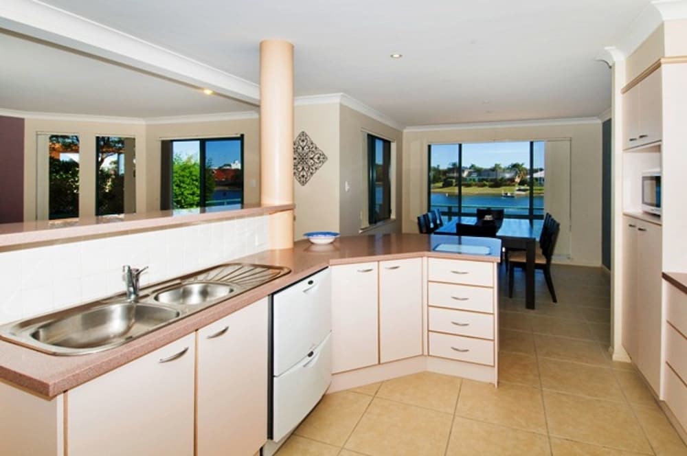 Dolphins 2, 7 Commodore Crescent,