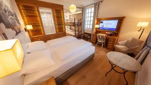 In-room safe, desk, free WiFi