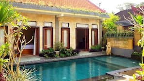 Outdoor pool, a natural pool
