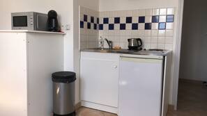 Réfrigérateur, micro-ondes, fourneau de cuisine, machine à expresso