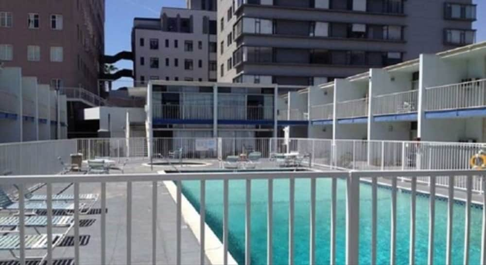 Outdoor pool, Inn Of Long Beach