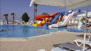 Piscine couverte, 4 piscines extérieures, parasols de plage