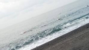 Di pantai dan pasir hitam
