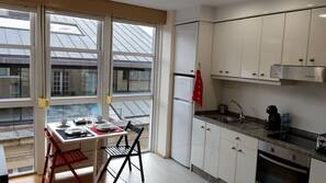 Frigorífico, microondas, horno y placa de cocina