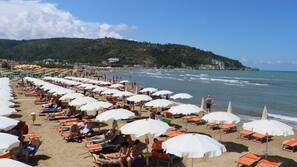 Una spiaggia nelle vicinanze