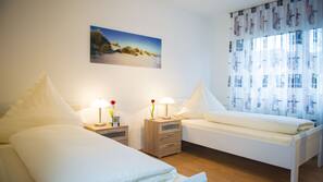 2 Schlafzimmer, Zimmersafe, Schreibtisch, Bügeleisen/Bügelbrett