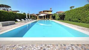 Piscina stagionale all'aperto, ombrelloni da piscina, lettini