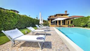 Piscina stagionale all'aperto, ombrelloni da piscina, lettini