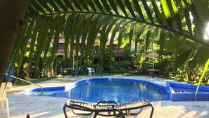 Una piscina al aire libre