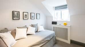 2 bedrooms, iron/ironing board, free WiFi, linens