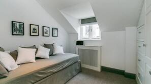2 bedrooms, iron/ironing board, free WiFi, linens