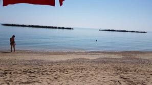 Spiaggia privata, lettini da mare, ombrelloni, teli da spiaggia