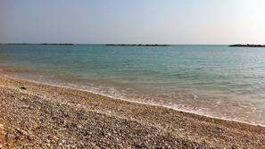 Spiaggia privata, lettini da mare, ombrelloni, teli da spiaggia