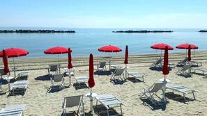 Spiaggia privata, lettini da mare, ombrelloni, teli da spiaggia