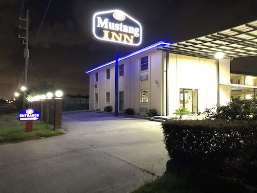 Great Place to stay Mustang Inn near Channelview 