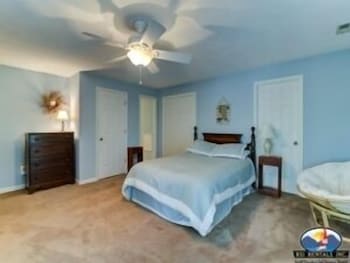 1 Special Place - Great location on SML with wide cove for swimming and large dock! in Roanoke, United States