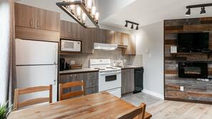 Full-size fridge, microwave, oven, stovetop