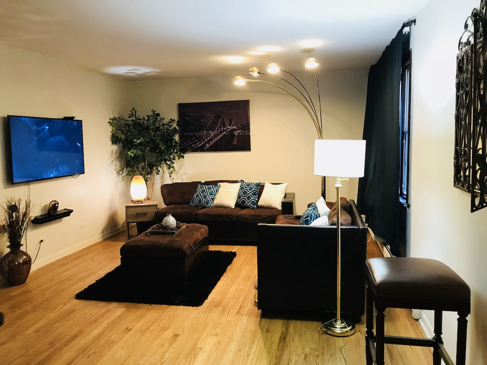 Cozy Two Bedroom Apartment Close Public Transport