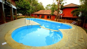 2 outdoor pools