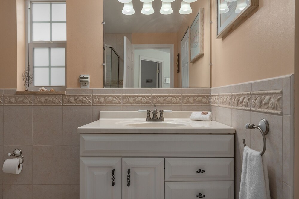 Walk barefoot to Caddy's on Sunset Beach! Private one bedroom apartment. Pets ok