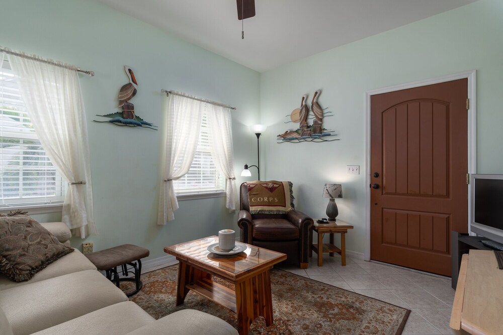 Walk barefoot to Caddy's on Sunset Beach! Private one bedroom apartment. Pets ok