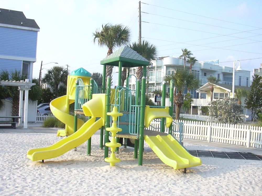 Walk barefoot to Caddy's on Sunset Beach! Private one bedroom apartment. Pets ok