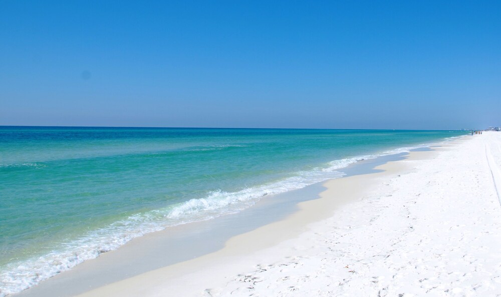 Walk barefoot to Caddy's on Sunset Beach! Private one bedroom apartment. Pets ok