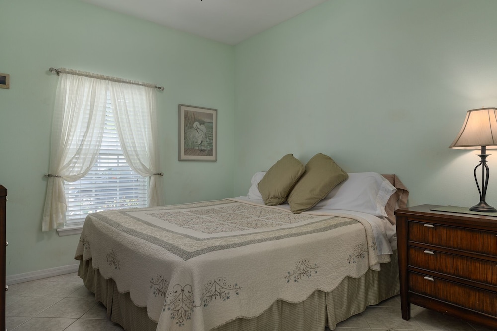 Walk barefoot to Caddy's on Sunset Beach! Private one bedroom apartment. Pets ok