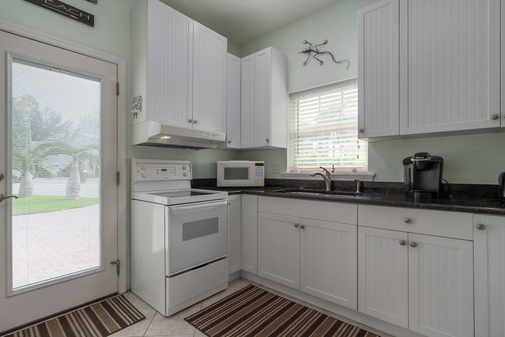 Walk barefoot to Caddy's on Sunset Beach! Private one bedroom apartment. Pets ok