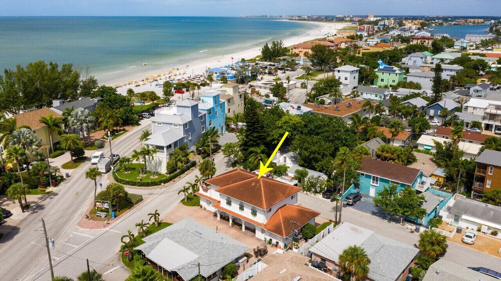Walk barefoot to Caddy's on Sunset Beach! Private one bedroom apartment. Pets ok