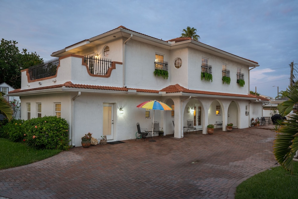 Walk barefoot to Caddy's on Sunset Beach! Private one bedroom apartment. Pets ok