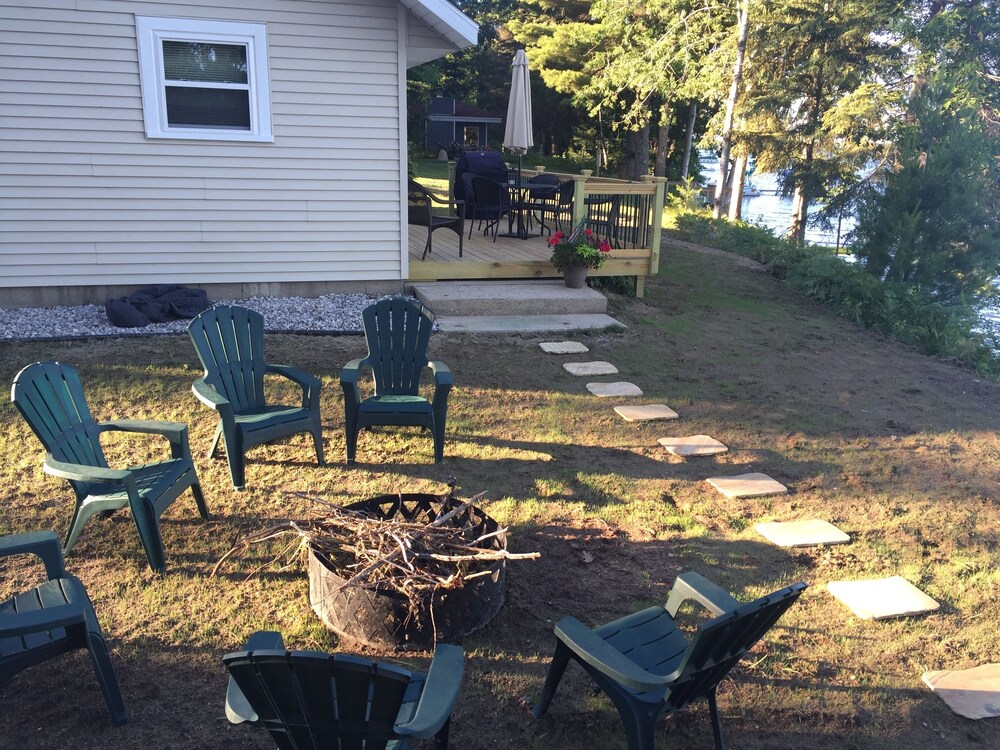 Lakefront Cottage On Allsports Green Lakeinterlochentraverse City