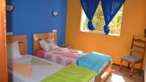 Frigobar, cofres nos quartos, escrivaninha, roupa de cama