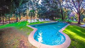 Una piscina al aire libre de temporada