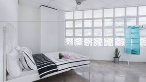7 bedrooms, desk