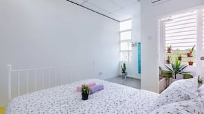 7 bedrooms, desk