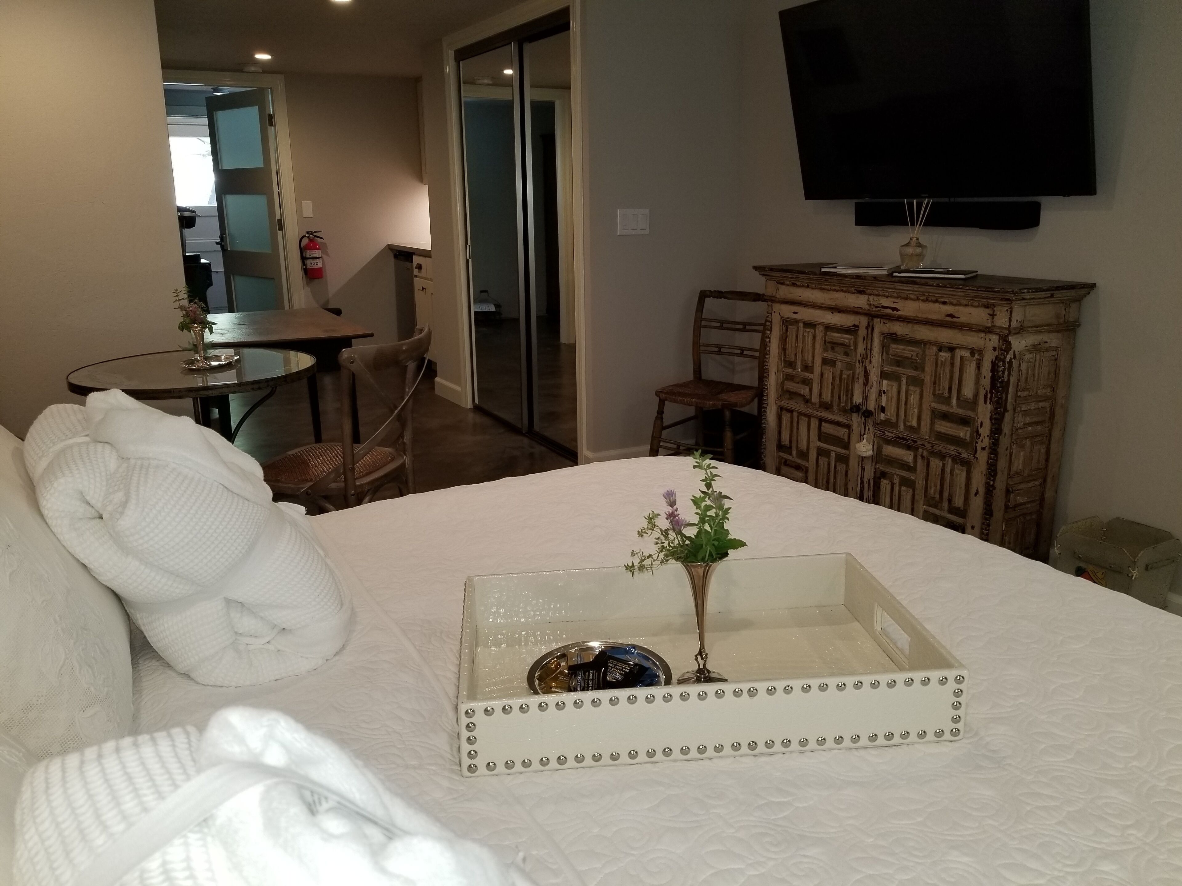 NEW BOTTLEROCK SINGLE NIGHT STAYS - EASY WALK TO EXPO in Napa, United States