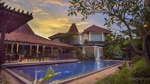 Seasonal outdoor pool