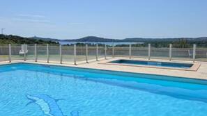 Piscine extérieure (ouverte en saison), parasols de plage