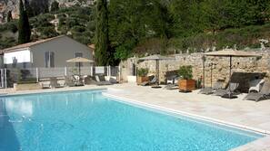 Piscine extérieure (ouverte en saison), parasols de plage