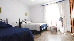 3 dormitorios, cortinas opacas, ropa de cama