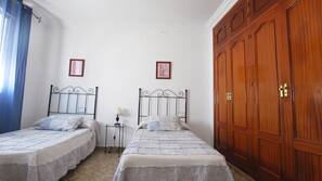 3 dormitorios, cortinas opacas, ropa de cama