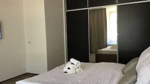 1 quarto, escrivaninha, cortinas blackout, ferros/tábuas de passar roupa